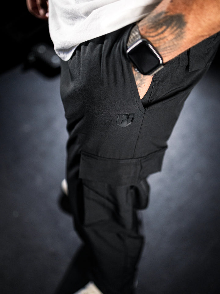 Bodybuilder wearing Gym Cargo Pants#color_black