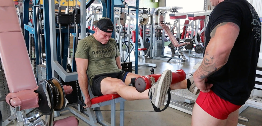 Bodybuilder training quads in the gym