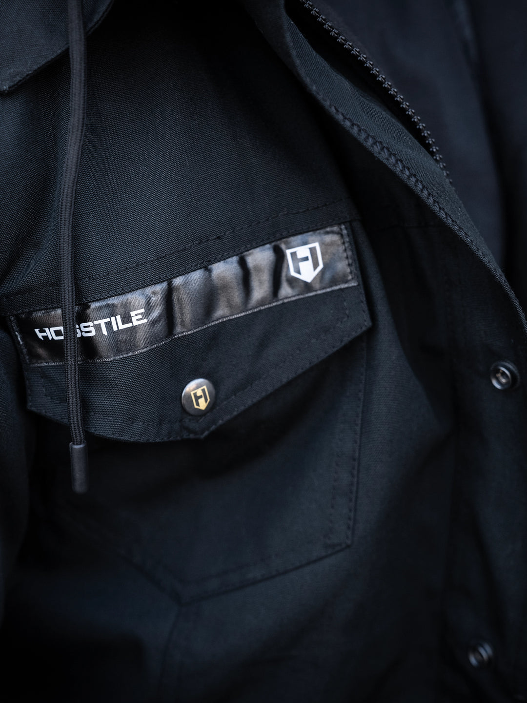 Bodybuilder wearing the Canvas Work Jacket#color_black