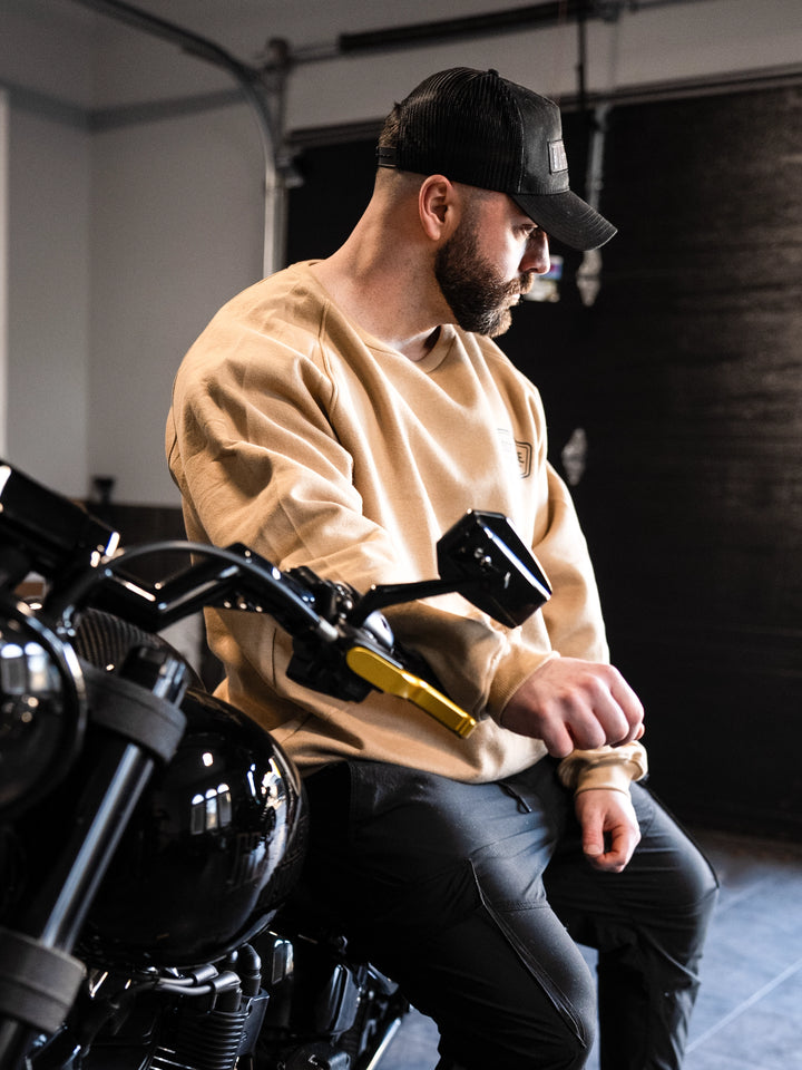 Bodybuilder wearing the Hosstile Club Crew Sweatshirt#color_desert