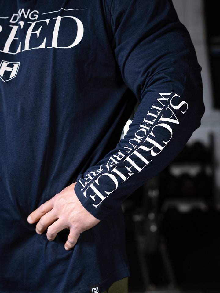 Bodybuilder wearing a lightweight pullover hoodie t-shirt in the gym#color_navy