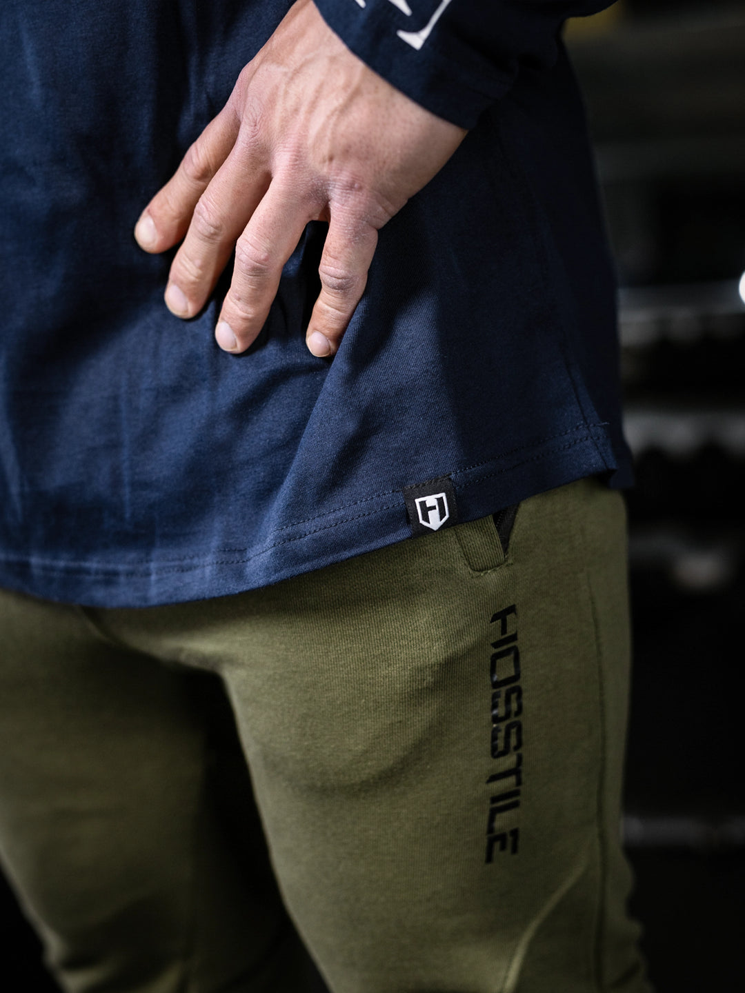 Bodybuilder wearing a lightweight pullover hoodie t-shirt in the gym#color_navy