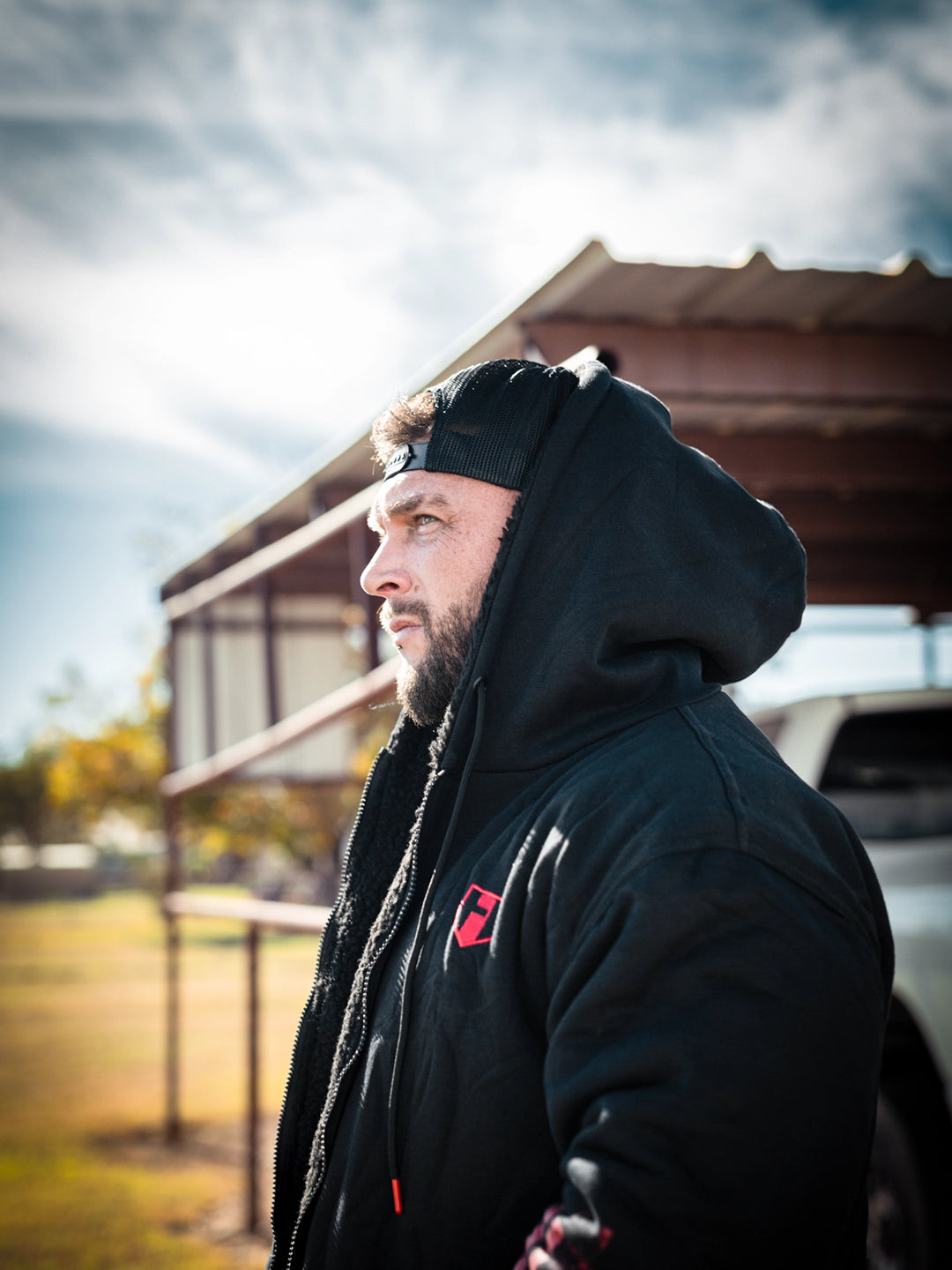 Bodybuilder wearing the Endure 2.0 Sherpa Hoodie#color_black