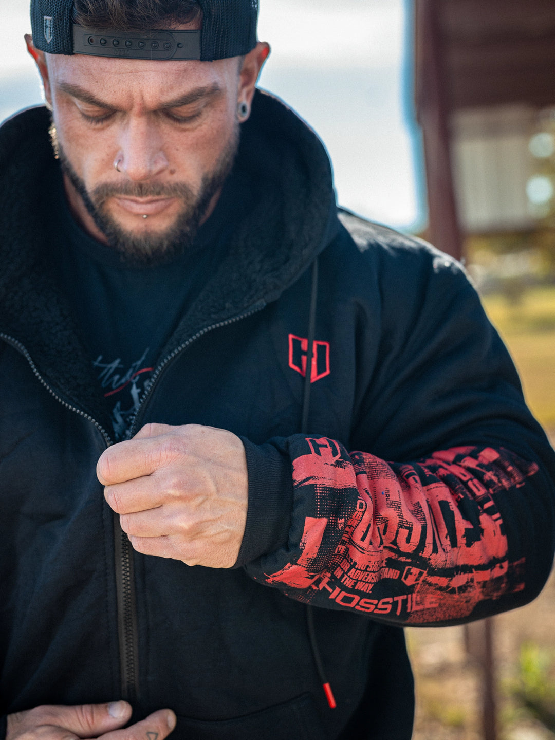 Bodybuilder wearing the Endure 2.0 Sherpa Hoodie#color_black