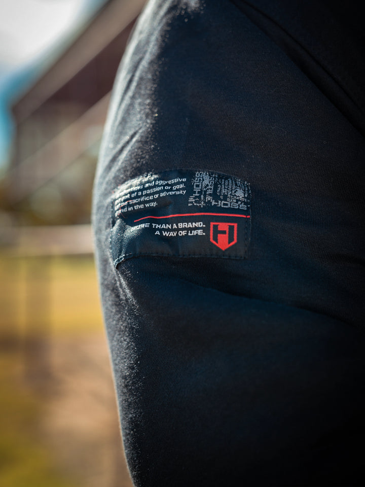 Bodybuilder wearing the Endure 2.0 Sherpa Hoodie#color_black