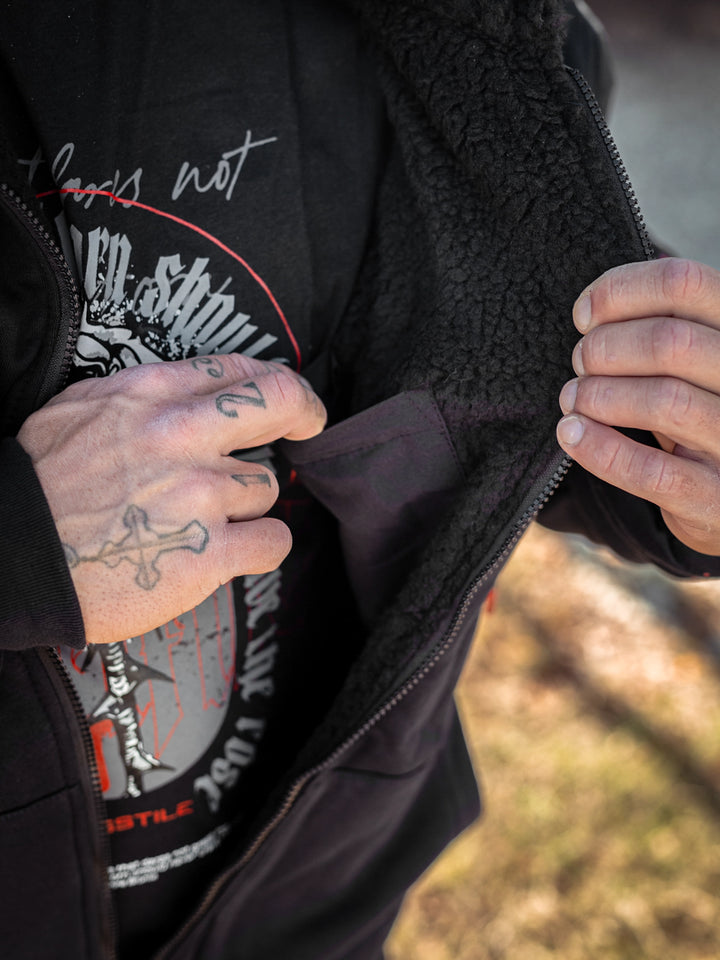 Bodybuilder wearing the Endure 2.0 Sherpa Hoodie#color_black