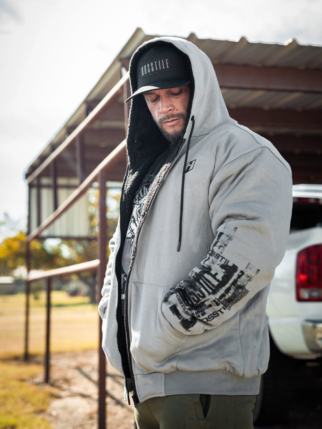 Bodybuilder wearing the Endure 2.0 Sherpa Hoodie#color_grey