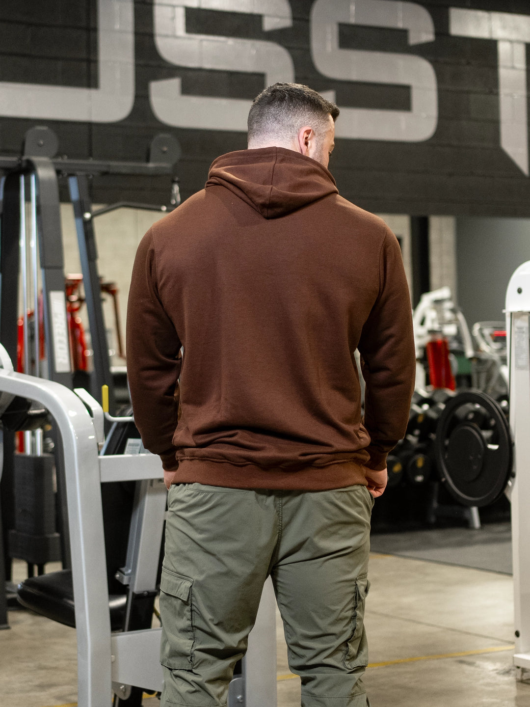 Bodybuilder wearing Ethos lightweight pullover hoodie#color_brown