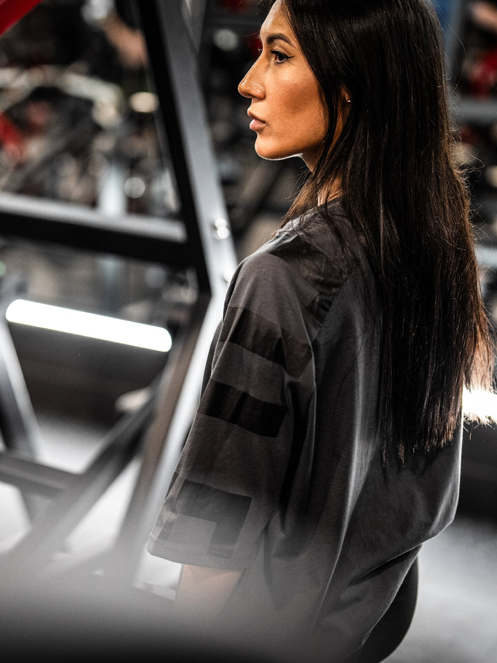 Bodybuilder wearing the Expansion Oversized Tee#color-Gunship-grey