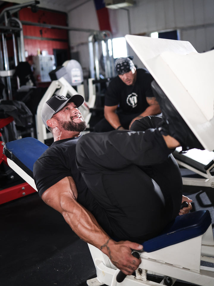 Bodybuilder wearing Gym Cargo Pants#color_black