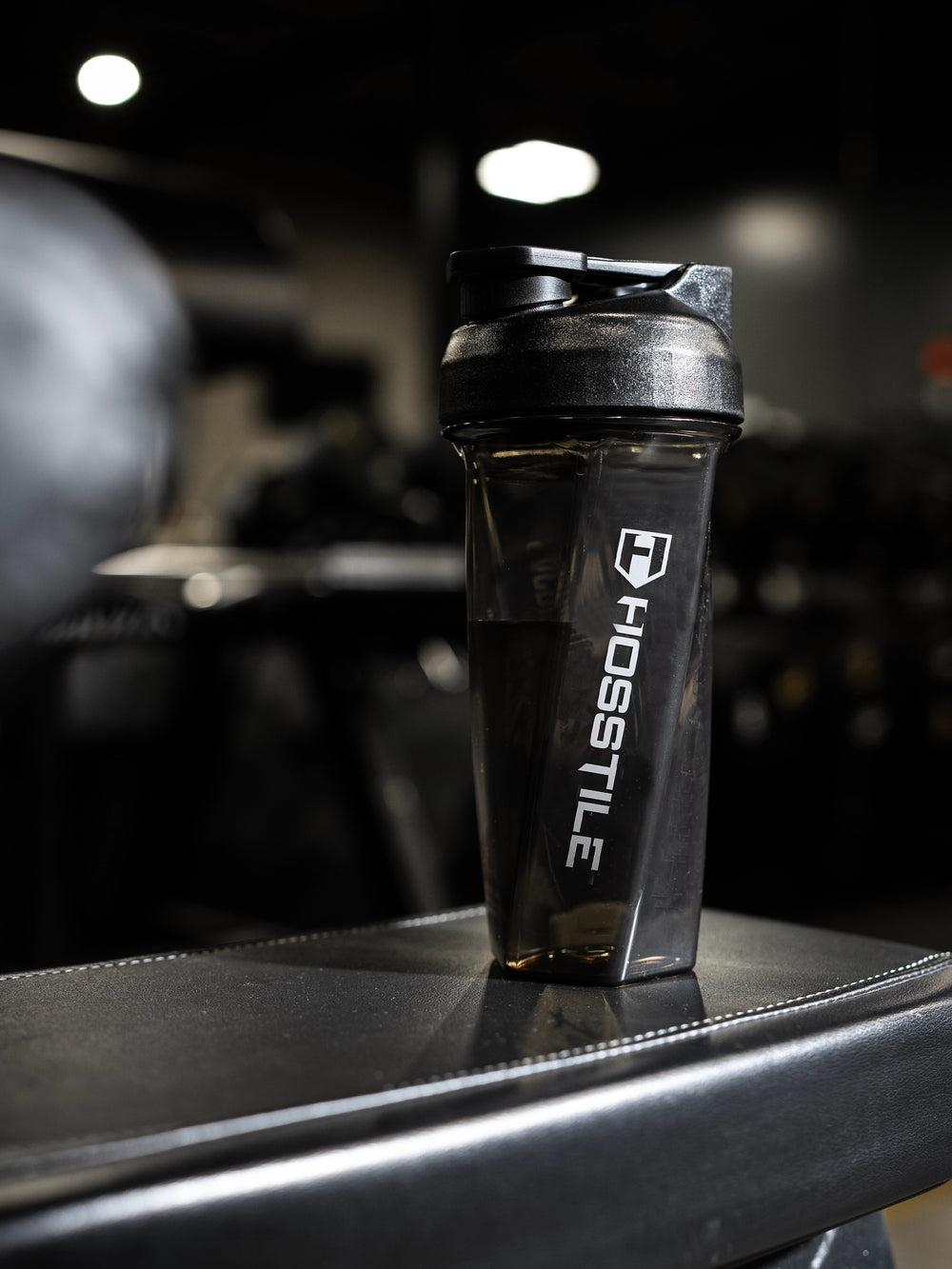 Bodybuilder carrying the Hosstile Helimix shaker cup in the gym