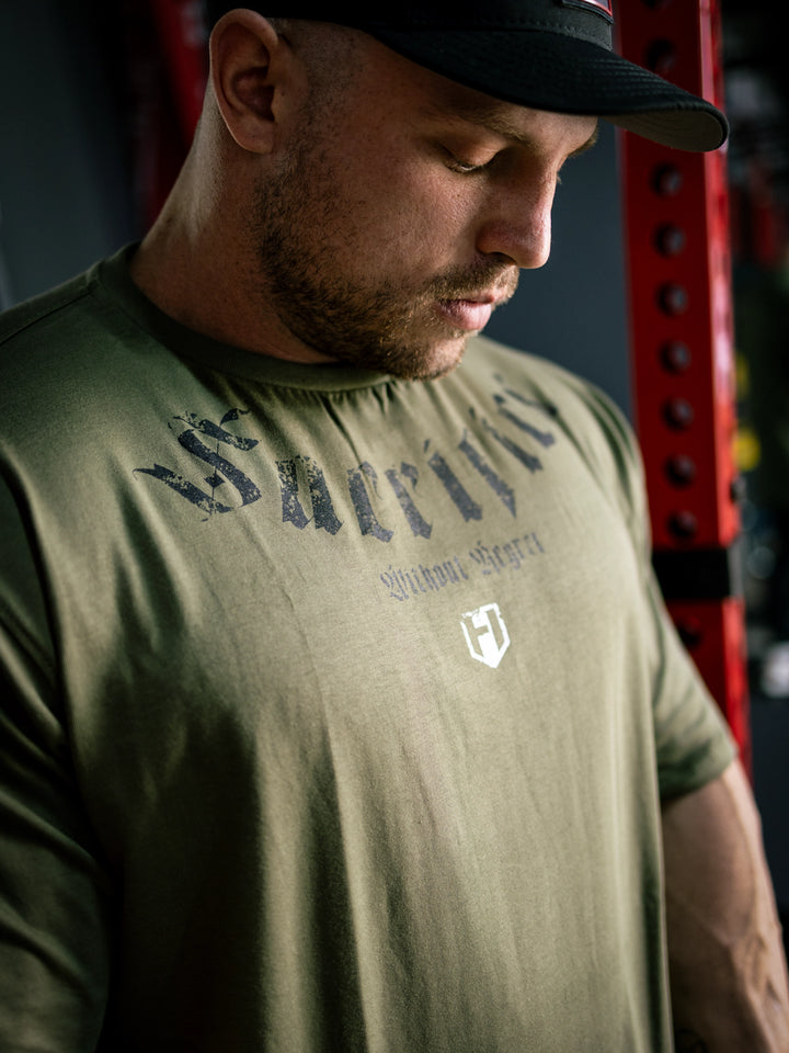 Martin Fitzwater wearing the Insignia t-shirt in a gym#color_military-green