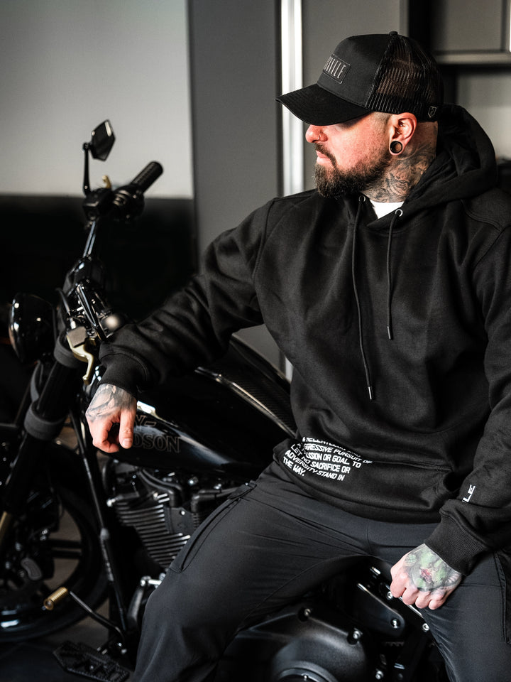 Bodybuilder wearing the Off-Set Hoodie#color_black