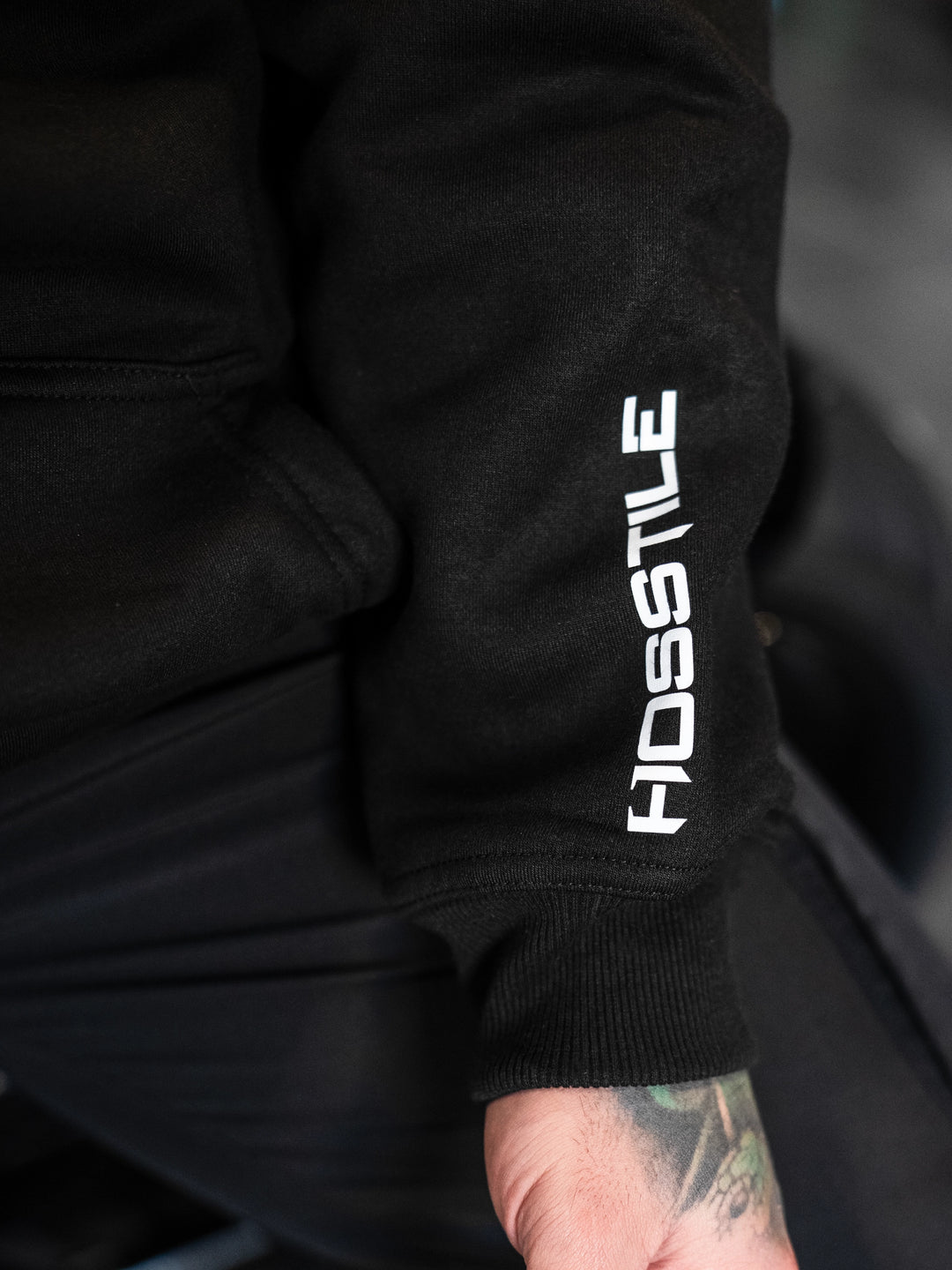 Bodybuilder wearing the Off-Set Hoodie#color_black