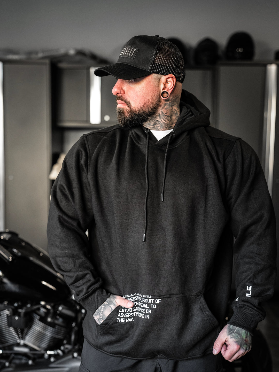 Bodybuilder wearing the Off-Set Hoodie#color_black