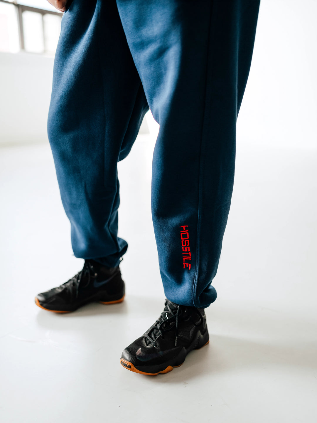 Bodybuilder Wearing Relaxed Joggers#color_navy-steel