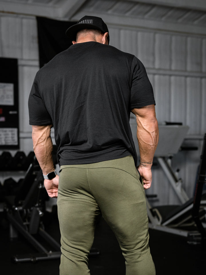 bodybuilder wearing the Rose & Thorn Men's Graphic Gym T-Shirt#color_black