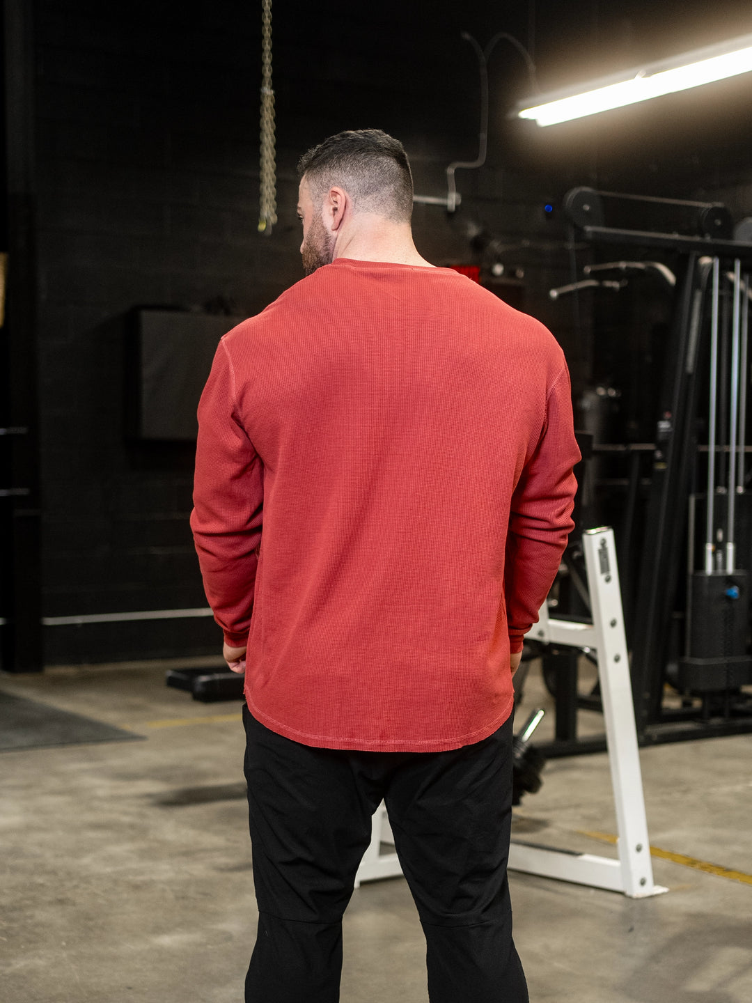 Bodybuilder wearing Shield Thermal Shirt#color_flat-red