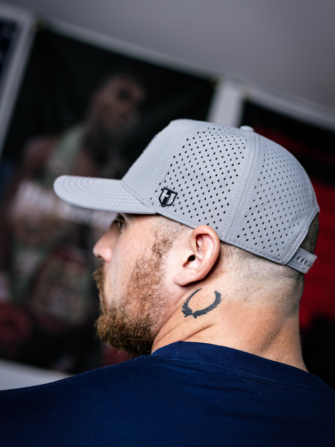 Man wearing a gray cap with a blurred background#color_grey