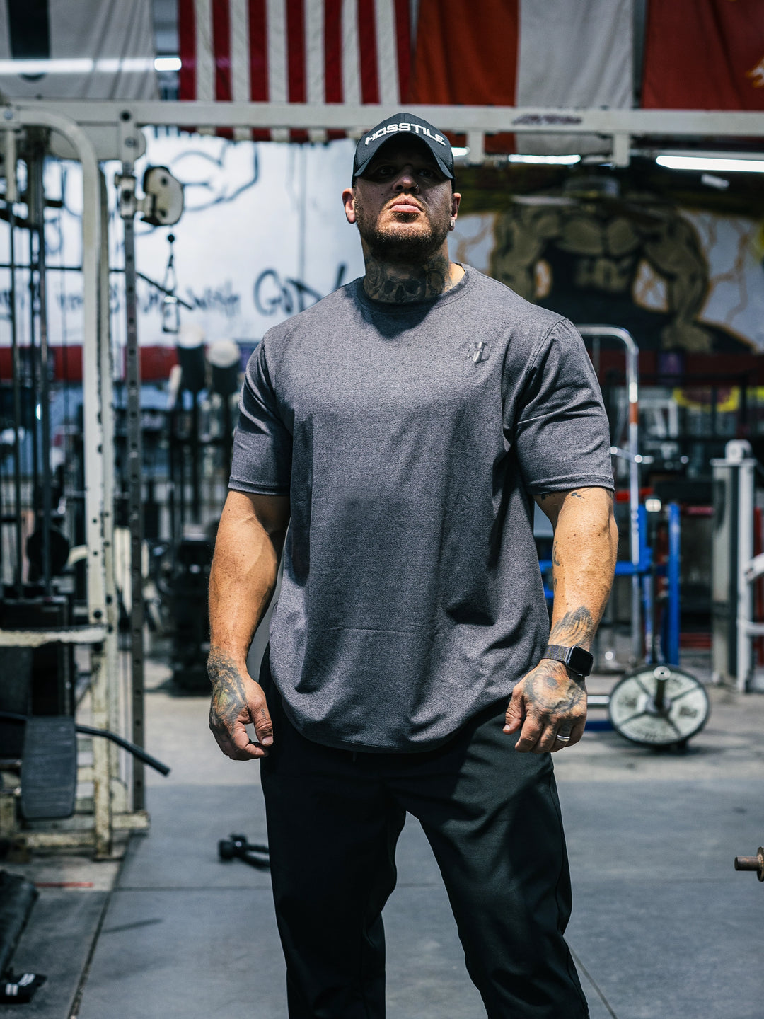 Bodybuilder Ben Chow wearing the Shield Athletic Tee in the gym#color_charcoal