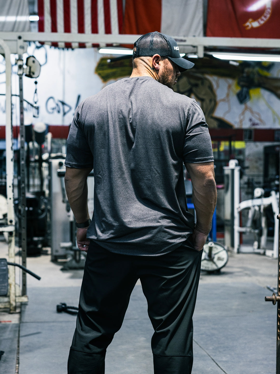 Bodybuilder Ben Chow wearing the Shield Athletic Tee in the gym#color_charcoal