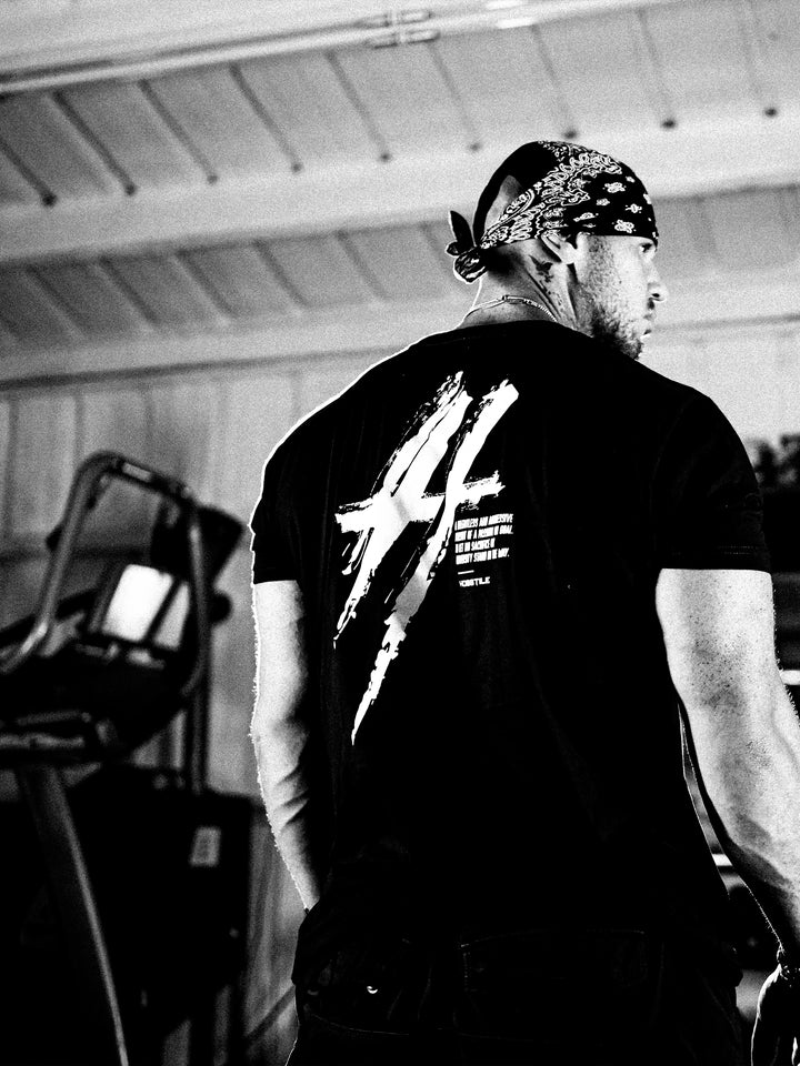 Bodybuilding wearing The Big H Tee in the gym#color_black