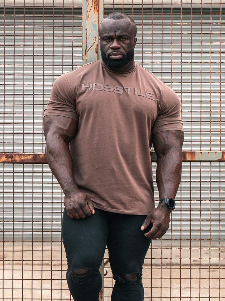 Uplift Men's Workout T-Shirt - Chestnut - Model Bodybuilder Samson Dauda#color_chestnut