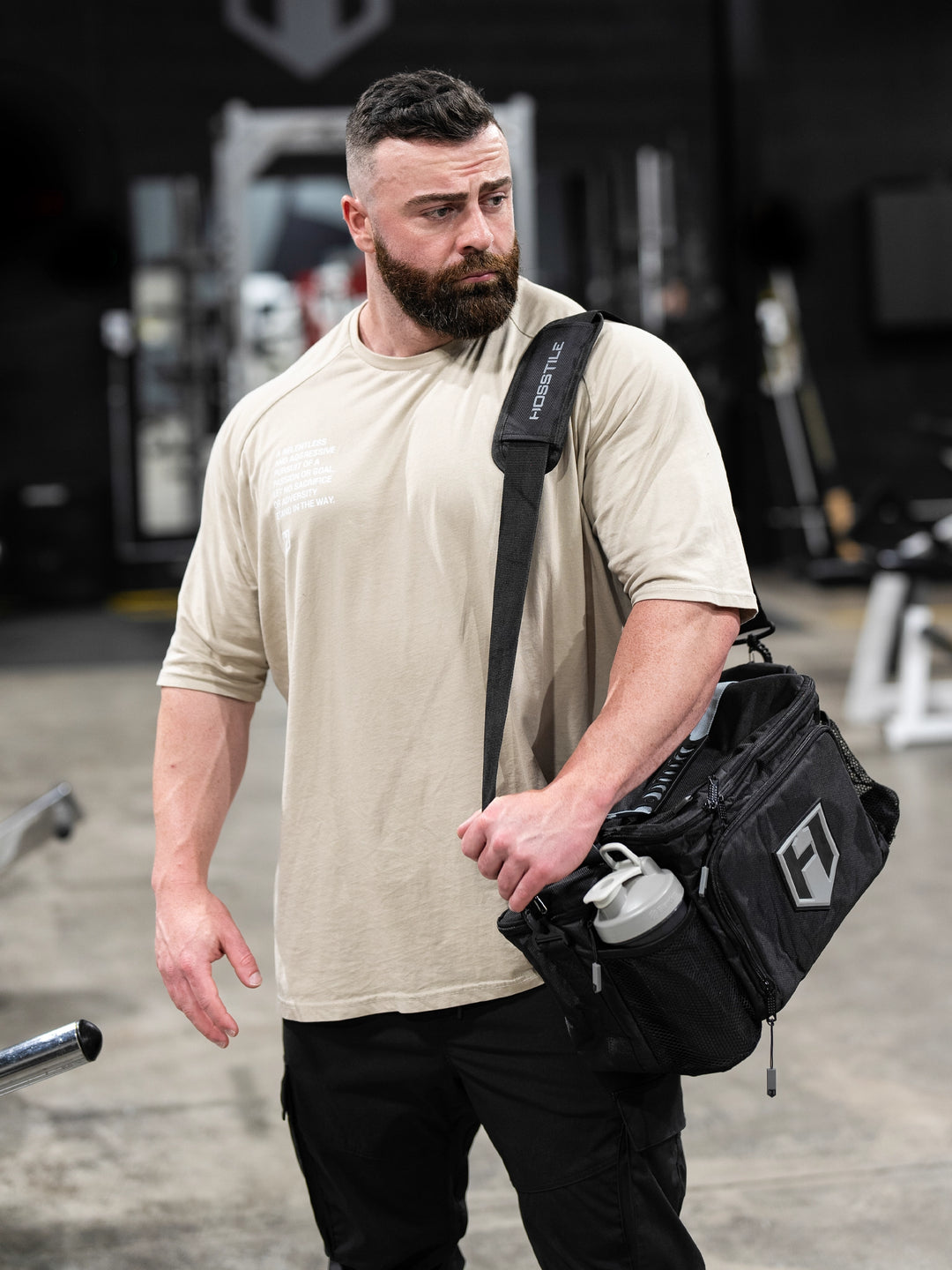 Model Carrying Hosstile Insulated Meal Prep Bag for Food Storage