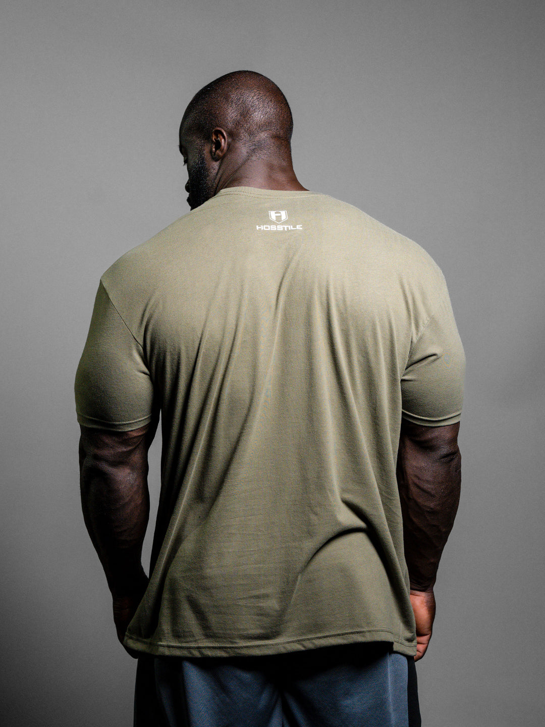 Discipline Shield Workout T-Shirt Military Green - Model Bodybuilder Samson Dauda#color_military-green